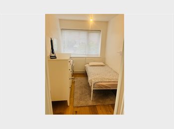 Roomgo UK - Single Bedroom for Rent – Colliers Row, Havering – £650/month, Collier Row - £650 pcm