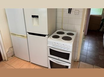 Roomgo UK - Shared Room for Female near UH – £375/month, Hatfield - £374 pcm