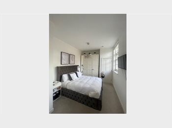 Roomgo UK - Large double room near Southgate stn LONG TERM, Grange Park - £900 pcm