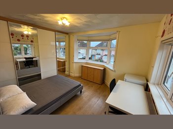 Roomgo UK - Sunlit Master Bedroom In-Room Fridge, Itchen - £650 pcm