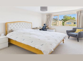 Roomgo UK - Large Double with en-suite, Bath - £950 pcm