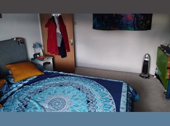 Roomgo UK - Double room for a short quiet stay, Brislington - £650 pcm