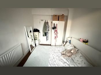 Roomgo UK - Bright double bedroom with balcony, bills included near Elephant and Castle, Walworth - £830 pcm