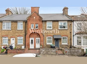 Roomgo UK - Bright Double Room in Warm, Spacious Home – 5 mins from Tottenham Hale, Tottenham Hale - £975 pcm