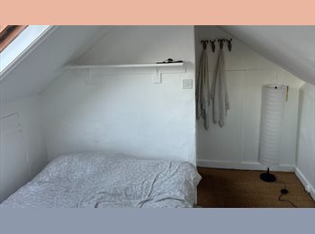 Roomgo UK - Large and spacious, part furnished attic room to rent in Norwich City Centre - NR2 1NR, Norwich - £600 pcm
