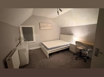 Roomgo UK - Double size rooms to rent in large property, Reading - £675 pcm