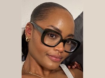 Roomgo UK - Chloe - 27 - Charing Cross