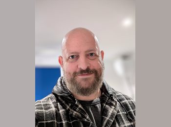 Roomgo UK - Toby - 43 - Chessington