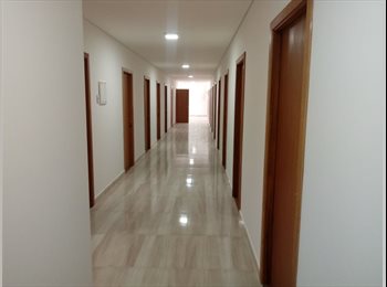 Roomgo BR - Quarto mobiliado C/ Frigobar Proximo Pucrs e Ufrgs, Porto Alegre - R$ 860 Por mês