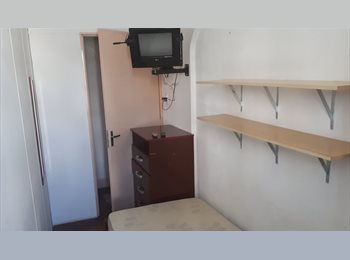 Roomgo BR - Quarto individual mobiliado so para mocas em otima casa, Liberdade - R$ 750 Por mês