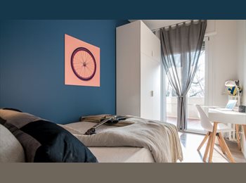 Roomgo IT - PRIVATE ROOM with DOUBLE BED, AIR CONDITIONING in room, TERRACE with river view, Padova - 500 € al mese