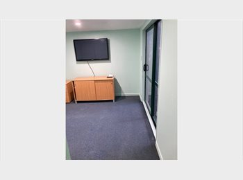 Roomgo NZ - Sleepout with separate bathroom/laundry, and kitchen, Christchurch - $350 pw