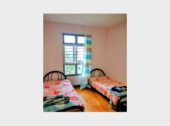 Roomgo SG - Looking for 1 female tenant/Master bedroom/ Aircon included in rental cost/Near Queenstown mrt, Holland Village - $450 pm