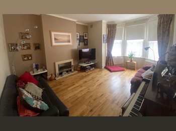 Roomgo UK - Double room in Central West Hampstead, West Hampstead - £1,200 pcm