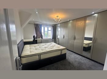 Roomgo UK - Fantastic en-suite double bedroom!, North Harrow - £1,100 pcm