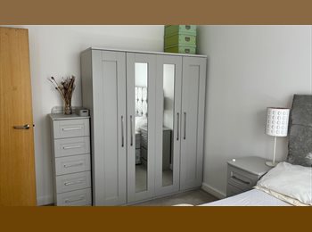 Roomgo UK - Beautiful double bedroom, Bow - £900 pcm