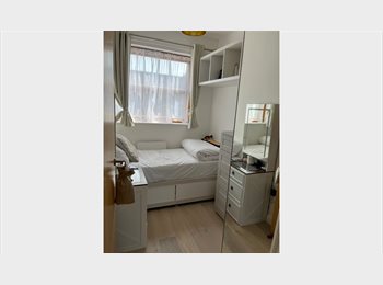 Roomgo UK - Small cosy room, Bow - £700 pcm