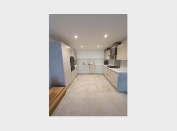 Roomgo UK - Big Spacious Ensuite Double Room in Kingsmere, Bicester, Bicester - £750 pcm