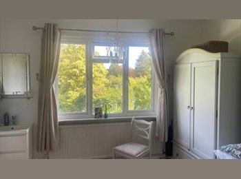 Roomgo UK - Large double with own sink in lovely house, Carshalton - £950 pcm