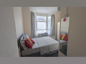 Roomgo UK - LOVELY ROOM, FRIENDLY HOUSE, Seven Kings - £715 pcm
