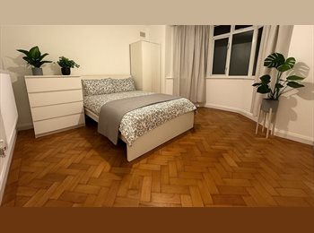 Roomgo UK - Three Double Rooms in Shared Flat E11  Leytonstone, Leytonstone - £770 pcm