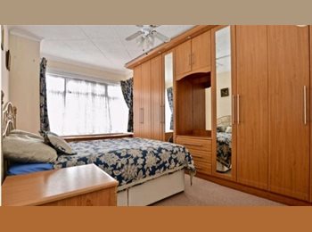 Roomgo UK - TWO LARGE DOUBLE BEDROOMS AVAILABLE, Whitton - £715 pcm