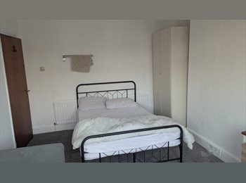 Roomgo UK - Spacious cosy double room, Upton Park - £750 pcm