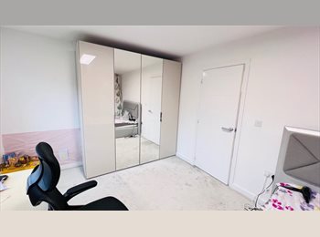 Roomgo UK - A Large Queen size 16/13 feet full furnished New build home, Filton - £950 pcm