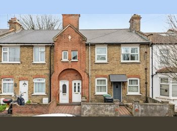 Roomgo UK - Bright Double Room in Warm, Spacious Home – 5 mins from Tottenham Hale, Tottenham Hale - £975 pcm