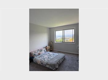 Roomgo AU - Spacious Private Room with own bathroom in Lake Heights – Relaxed, Friendly Home with a View!, Wollongong - $280 pw