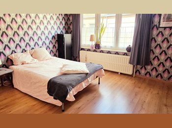 Appartager BE - **Grande chambre 25 m²  + accès maison & Jardin à l´entrée de Bruxelles à 5 min gare et transports**, Drogenbos - 500 € pm