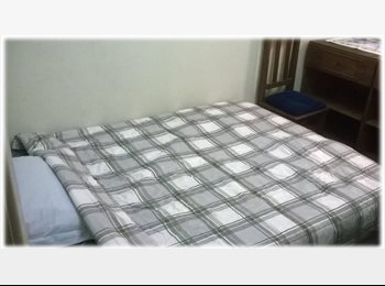 Roomgo BR - QUARTO Central Mobiliado em Apto Residencial Seguro, Curitiba - R$ 990 Por mês