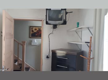 Roomgo BR - Otimo quarto individual so para moças, Liberdade - R$ 750 Por mês