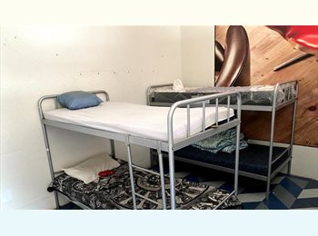 Roomgo BR - Waka Pensão Masculina Metrô Carrão, Tatuapé - R$ 500 Por mês