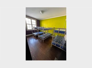 Roomgo BR - Waka Pensão Masculina Metrô Belém, São Paulo SP - R$ 550 Por mês