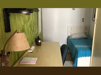 Roomgo BR - Quarto compartilhado com bancada para home office, Santo Amaro - R$ 1.200 Por mês