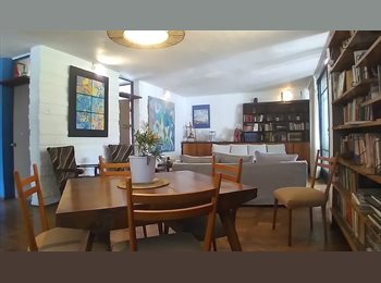 CompartoDepto CL - Pieza amplia con vista al jardín aledaña al Metro Escuela Militar, Vitacura - CH$350.000 por mes