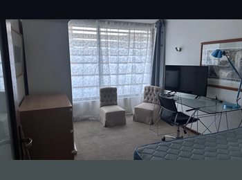 CompartoDepto CL - Amplio y luminoso dormitorio cerca metro Escuela Militar y metro Alcántara, Providencia - CH$390.000 por mes