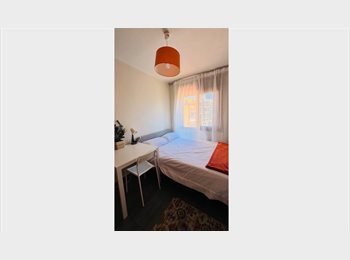Roomgo ES - Calm and Quiet Bedroom, Santa Coloma de Gramanet - 500 € por mes