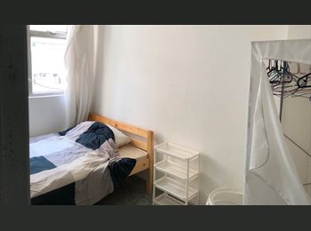 Roomgo HK - Spacious Room in Sai Ying Pun, Sai Ying Pun - HKD4,800 pcm