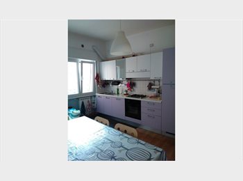 Roomgo IT - Camera con balcone arredata, Marconi-Ostiense - 380 € al mese