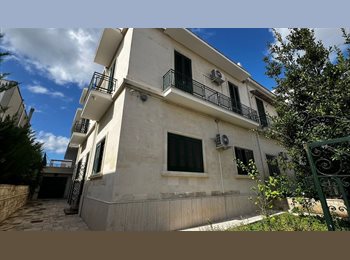 Roomgo IT - Affittasi stanze doppie anche uso singolo in villino indipendente, Lecce - 350 € al mese
