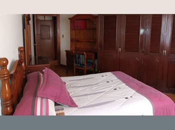 Roomgo MX - Al norte de León, amplia y cómoda habitación baño privado y cochera, León - MX$4,250 por mes