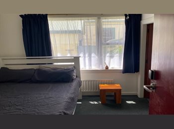 Roomgo NZ - Double bedded ensuite room in old backpacker, Christchurch - $260 pw