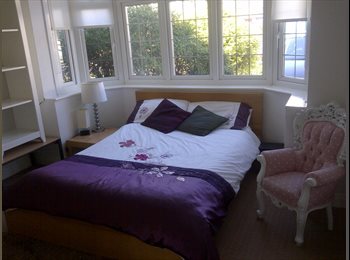 Roomgo UK - LUXURY VERY CLEAN MODERN SOCIAL HOUSE, Barkingside - £850 pcm