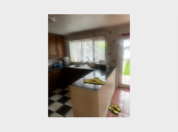 Roomgo UK - Rooms to rent in a shared 4 bedroom house, Brimsdown - £800 pcm