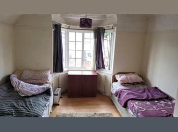 Roomgo UK - Spacious double room in large house. Amazing offer!, White City - £400 pcm