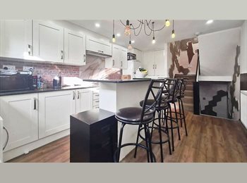 Roomgo UK - Self-contained flat with a shared main kitchen to let located in Stamford Hill, London N15. All bil, Seven Sisters - £1,150 pcm