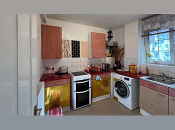 Roomgo UK - Spacious double bedroom to let located in Stamford Hill N16. All bills are inclusive, except the int, Stamford Hill - £1,000 pcm