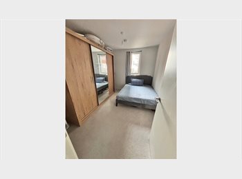 Roomgo UK - Double Bedroom, Norwood Green - £700 pcm